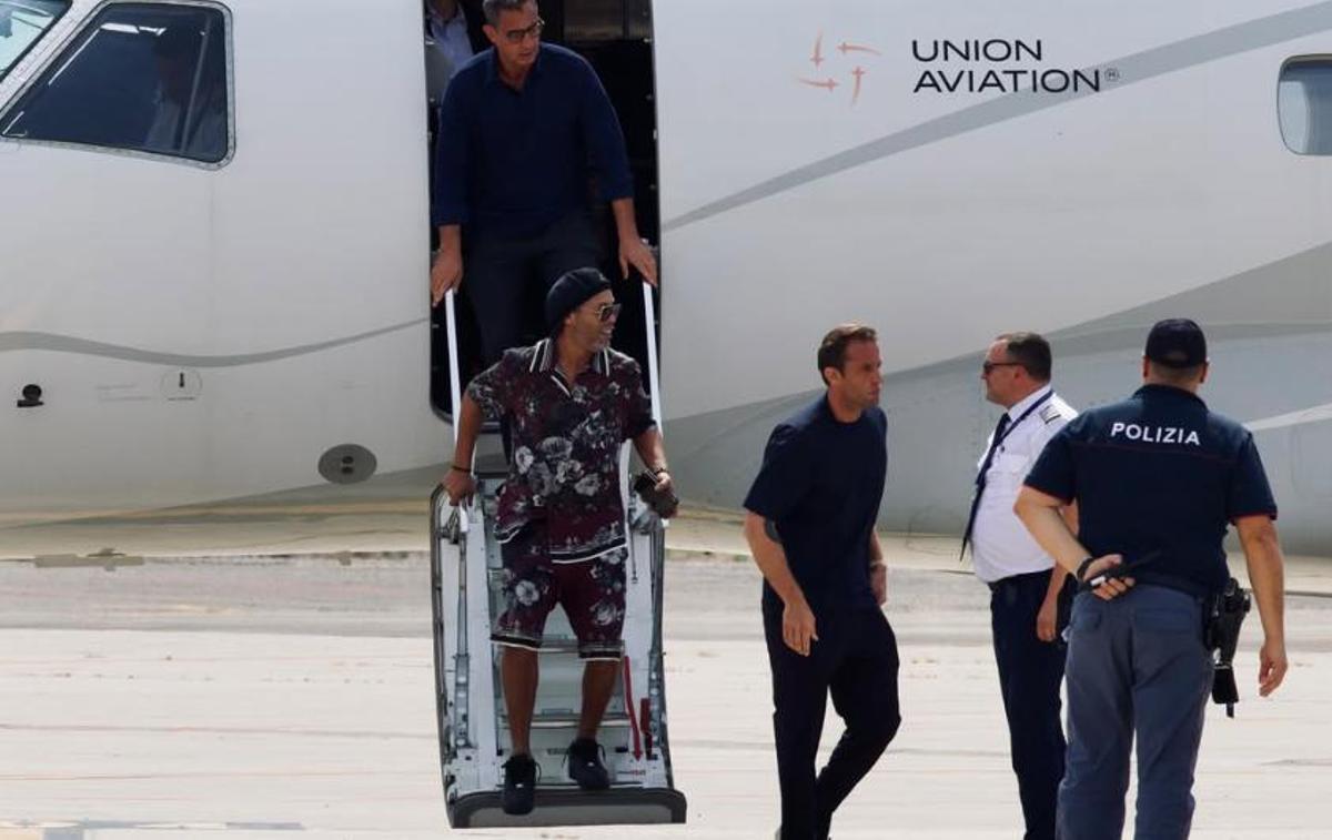 Ronaldinho llegando a su presentación con el Ravenna