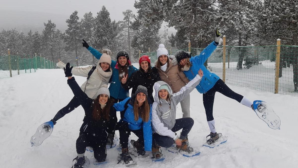 Un grup de noies en una jornada d&#039;excursionisme amb raquetes en una pista d&#039;esquí de fons