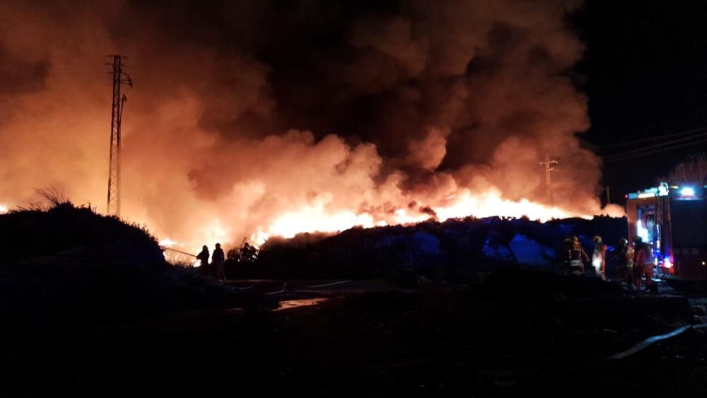 Gran incendio en una planta abandonada de reciclaje en Sollana