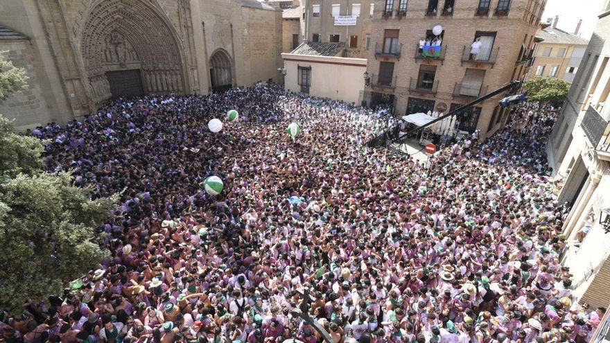 Cumplen el último deseo de su padre fallecido lanzan miles de dólares desde un helicóptero.00 00 14 20.Imagen fija001