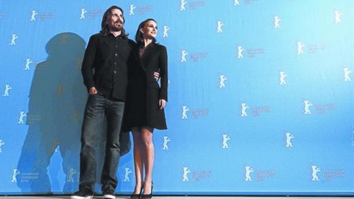 Christian Bale y Natalie Portman, ayer en Berlín, después de la presentación en sociedad de 'Knights of Cups', de Terrence Malick.