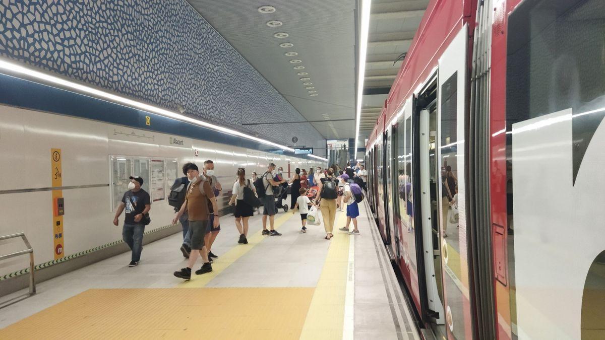 Usuarios de Metrovalencia en una estación de València