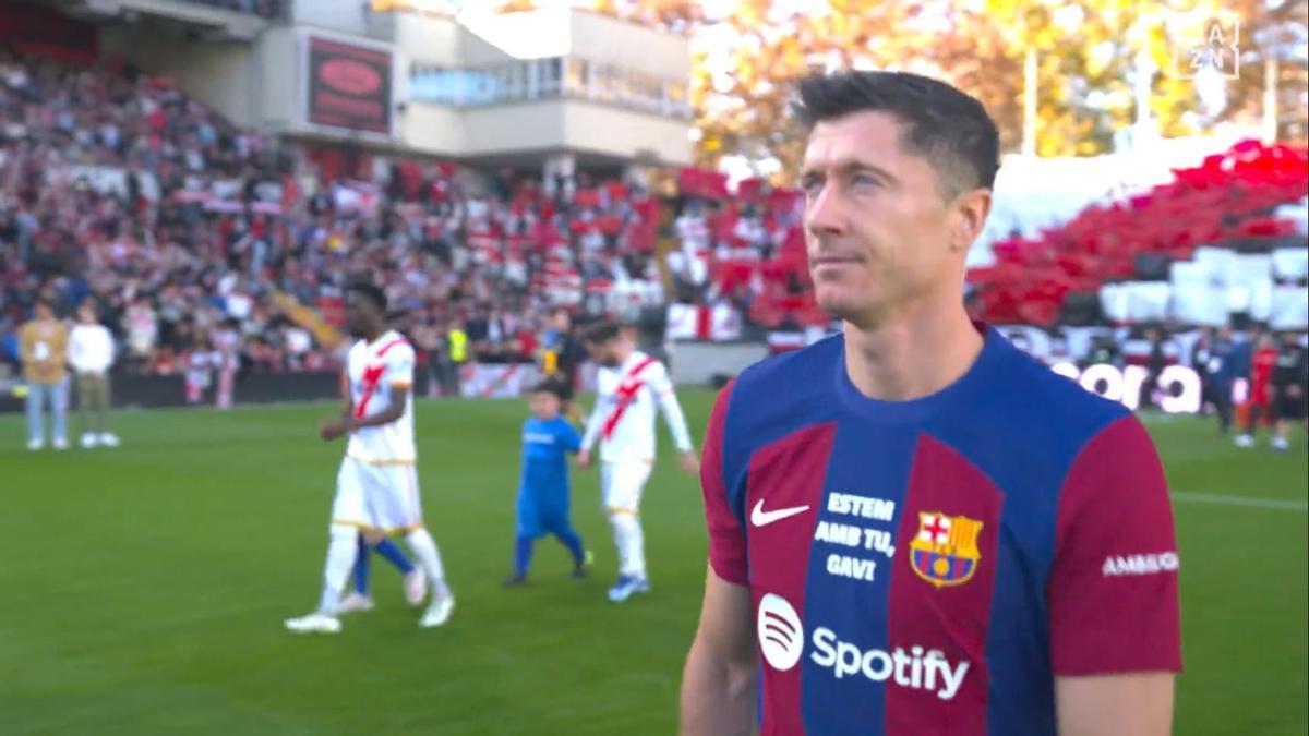 El Barça saltó al terreno de juego de Vallecas con una camiseta de apoyo a Gavi