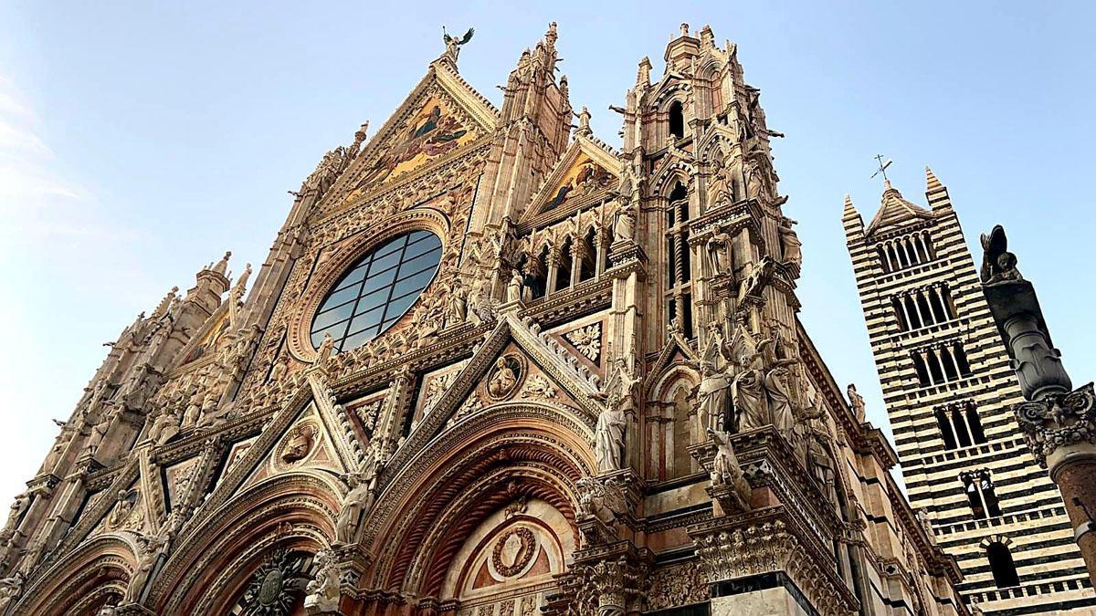 La fachada de la catedral de Siena.