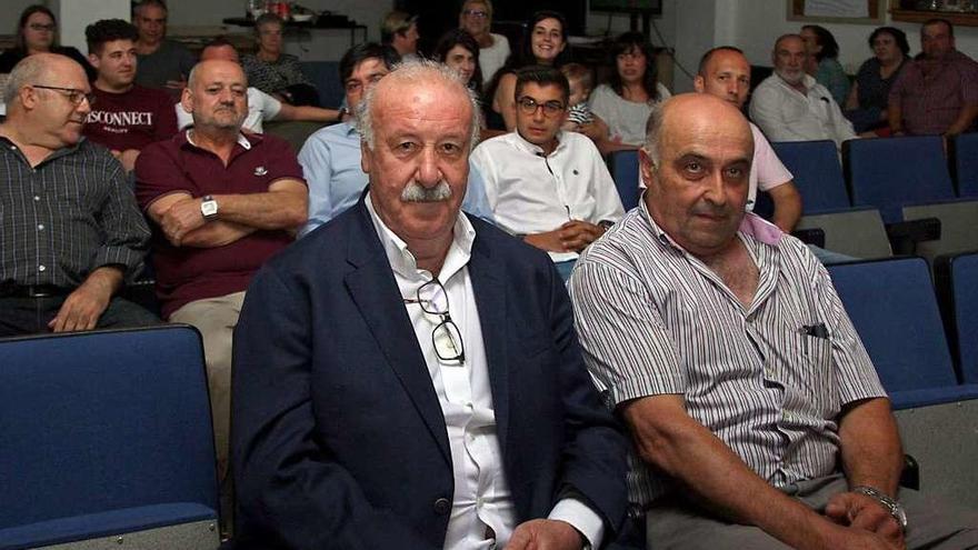 Vicente del Bosque y Jaime Pazos posan ante algunos de los socios que reunieron en la sede de la Peña Madridista. // Bernabé/J. Carlos Asorey