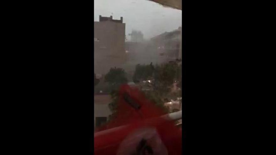 Forta tromba d'aigua i vent fa volar part d'un edifici a Valls