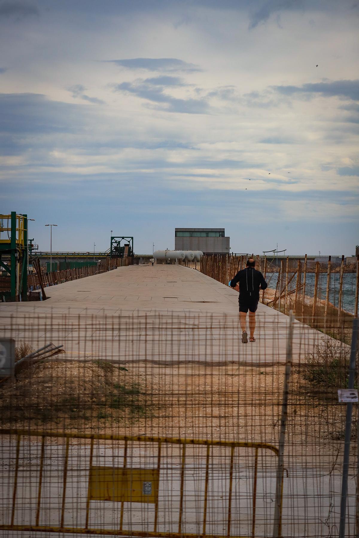 Acceso con las vallas tumbadas al paseo del Dique de Poniente de Torrevieja