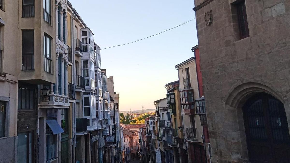 Cielos rasos a primera hora de este viernes en Zamora capital. Calle de Balborraz.