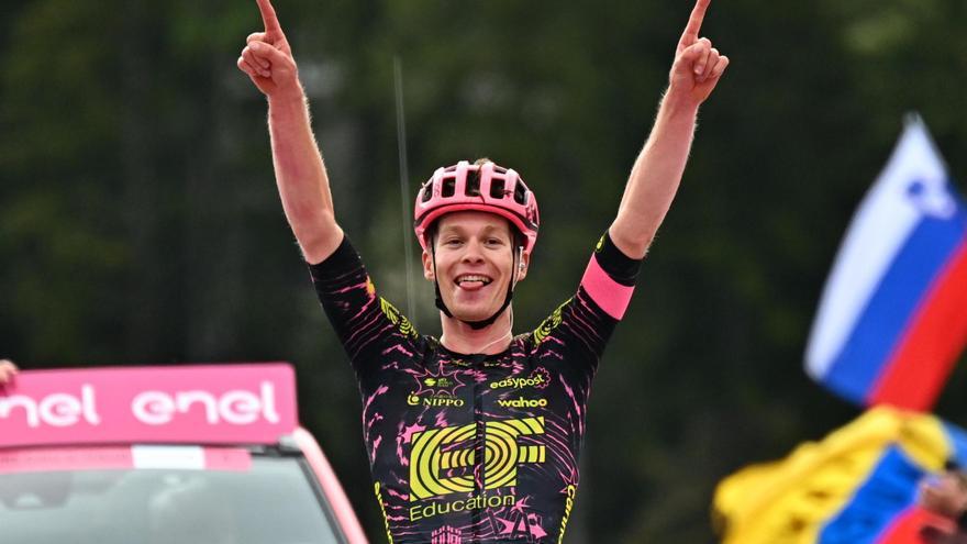 Steinhauser, sobrino de Ullrich, levanta los brazos en el Giro