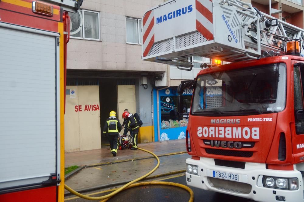 Sucesos en Pontevedra | Evacúan un edificio en Pintor Laxeiro por un incendio en el garaje