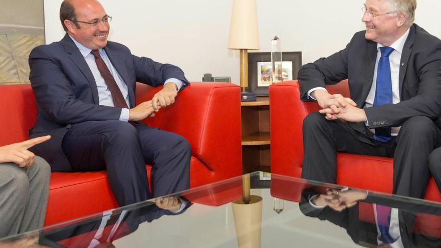 Pedro Antonio Sánchez con el presidente del Comité de las Regiones,  Markku Markkula.