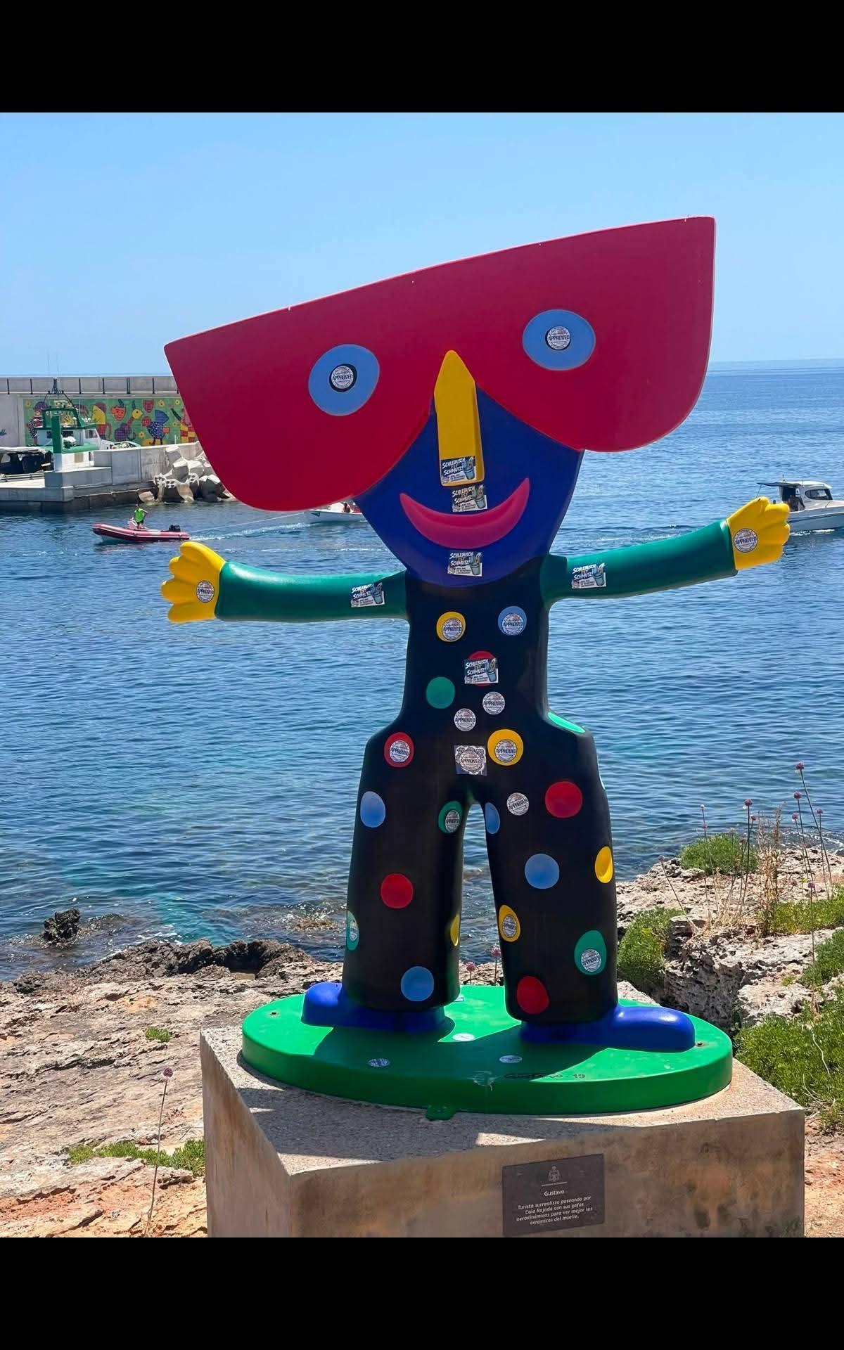 Auch die Skulptur "Der Tourist" des Künstlers Gustavo in Cala Ratjada wurde beklebt