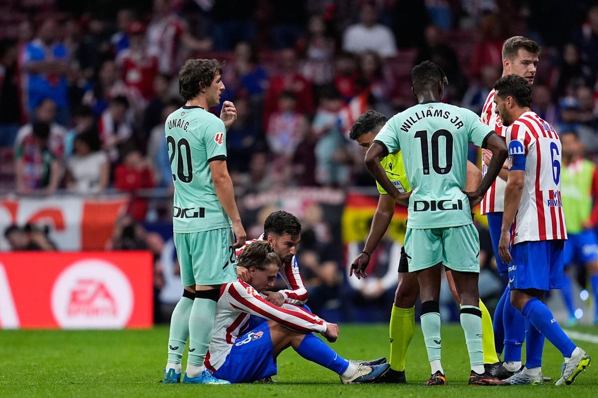 Pablo Barrios of Atletico de Madrid is injured during the Spanish League, LaLiga EA Sports, football match played between Atletico de Madrid and Athletic Club de Bilbao at Riyadh Air Metropolitano stadium on April 25, 2026, in Madrid, Spain. AFP7 25/04/2026 ONLY FOR USE IN SPAIN. Dennis Agyeman / AFP7 / Europa Press;2026;SOCCER;SPAIN;SPORT;ZSOCCER;ZSPORT;Atletico de Madrid v Athletic Club de Bilbao - LaLiga EA Sports