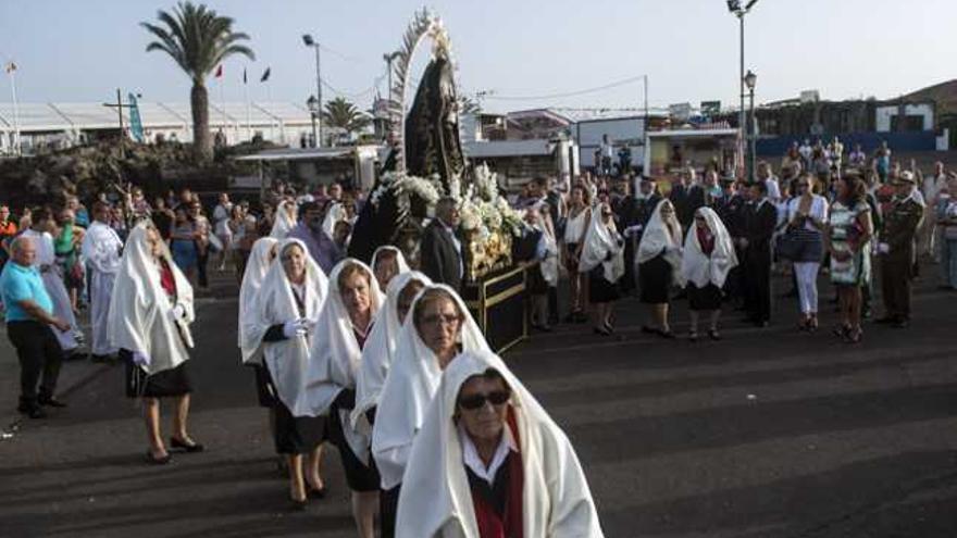 Las Discípulas de Nuestra Señora de los Dolores, en la puerta de la ermita, ayer. | JAVIER FUENTES