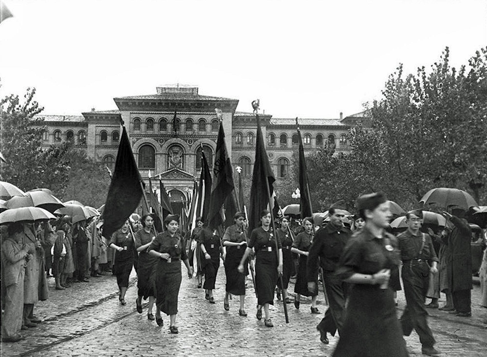 1936. Bajo pertinaz lluvia, celebracin del Da de la Raza y de la fiesta de la Virgen del Pilar. Militantes de Falange Espaola.jpg