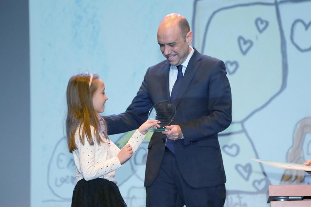 Echávarri entrega los premios de los concursos escolares organizados con motivo del Día del Consumidor