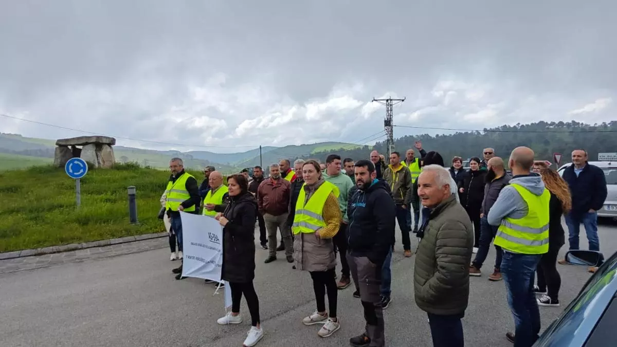Los vecinos de los Oscos se manifiestan en La Garganta para urgir la reparación de la carretera del Couso: "Está penosa"