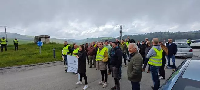 En imágenes: Concentración ciudadana en los Oscos para urgir la reparación de la carretera de El Couso