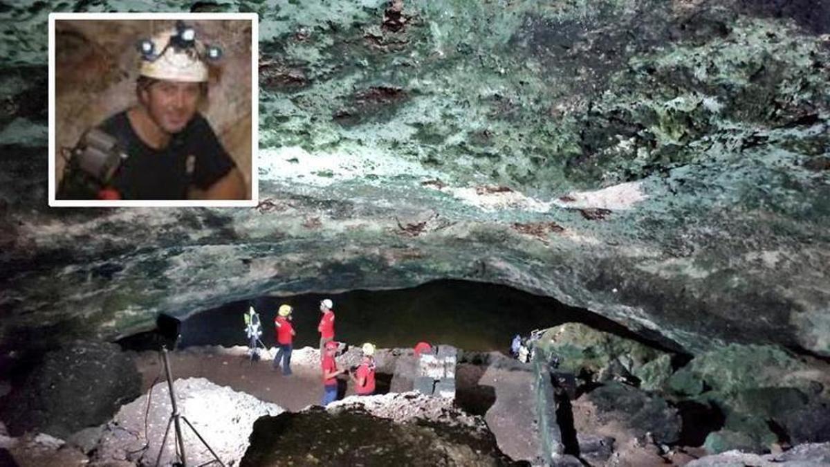 Parte del equipo de rescate en la entrada de la Cova de sa Gleda. En el recuadro, Miquel Perelló.