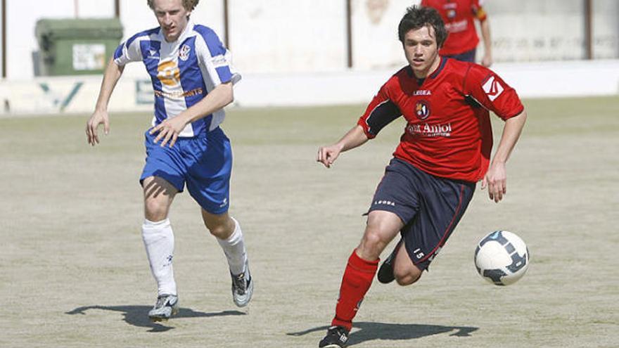 Un jugador de l&#039;Olot controla la pilota davant de la defensa local ahir al Municipal de Blanes.