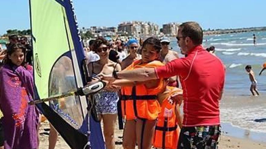 Natación Borriana acoge la tercera Fiesta Náutica en la playa del Arenal