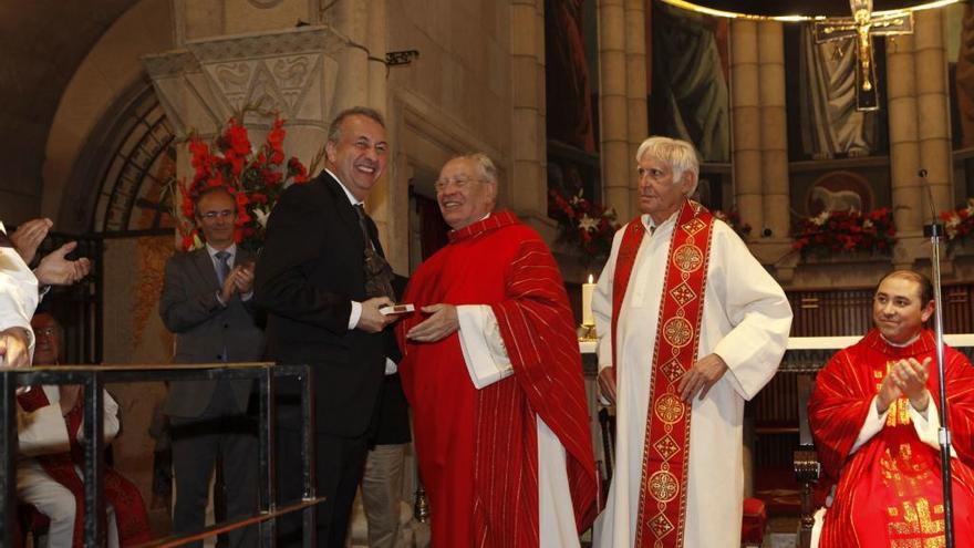 Herminio González acompañando al actual párroco Javier Gómez Cuesta, durante un acto religioso en San Pedro