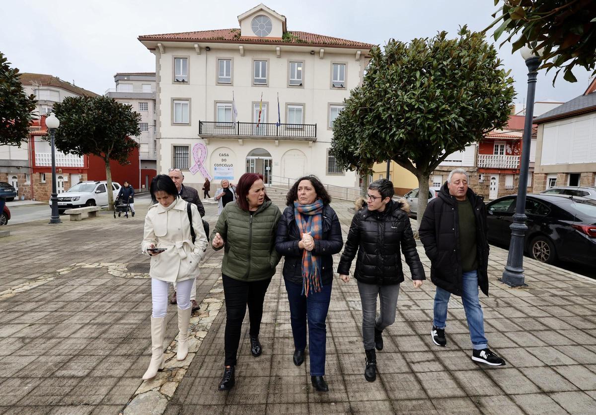 A alcaldesa, segunda esquerda, e a delegada, no centro, con edís en Camariñas.