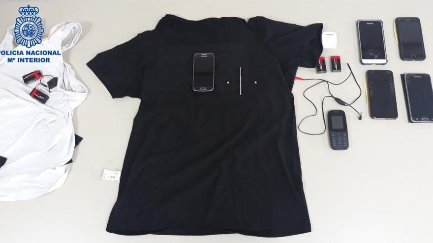 Camiseta con un telÃ©fono mÃ³vil con el que captaban el examen tÃ©Ã³rico de conducir.