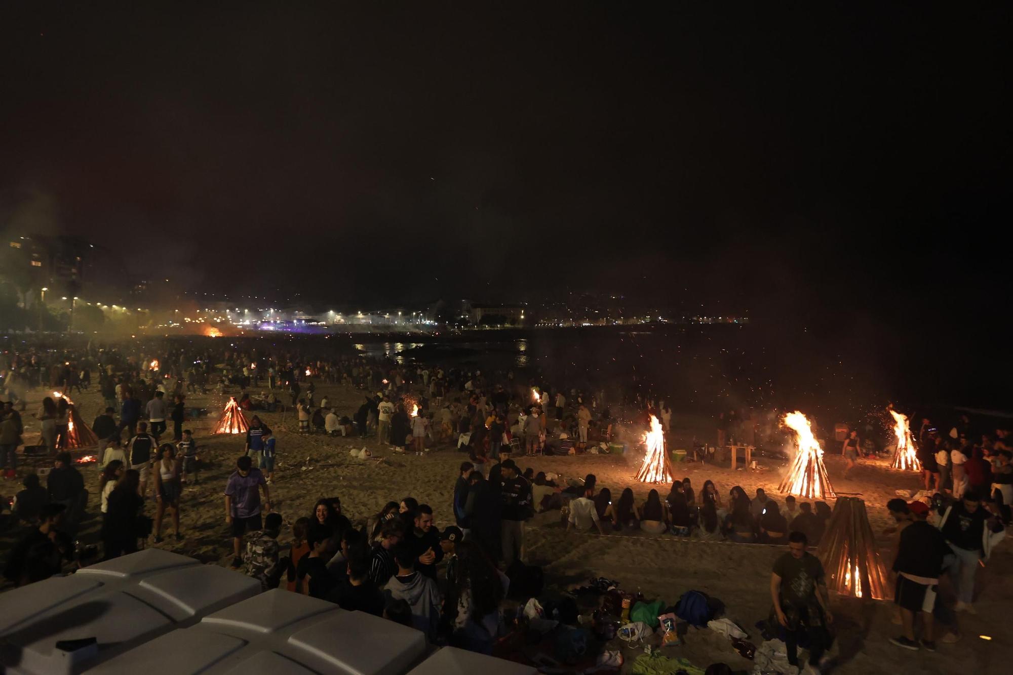 Arde la falla del San Juan de A Coruña con Dépor, Leyma y Luisa Villalta como protagonistas