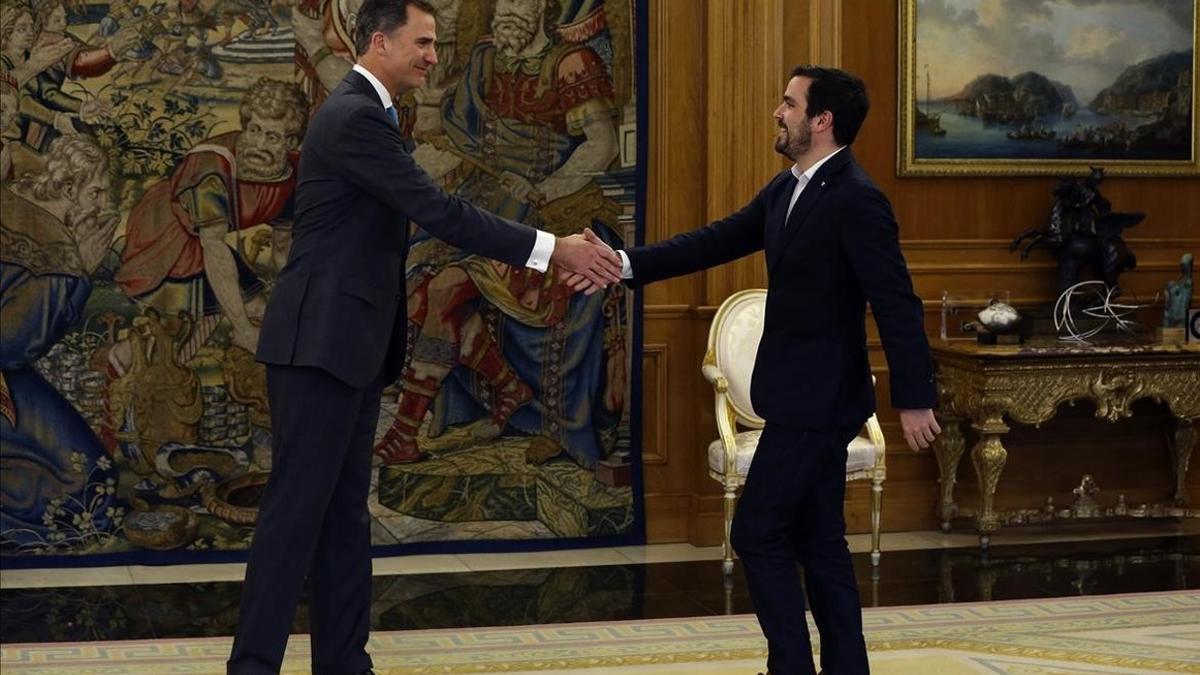 Felipe VI recibe a Alberto Garzón, de IU, en Zarzuela.