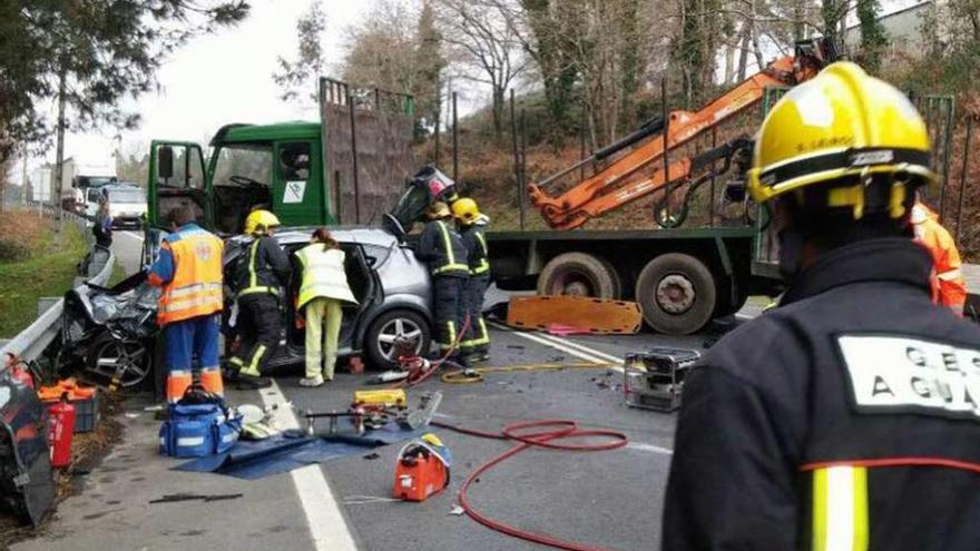 Uno de los frecuentes accidentes de circulación en la carretera PO 552, Tui-A Guarda. // GES / J. V.