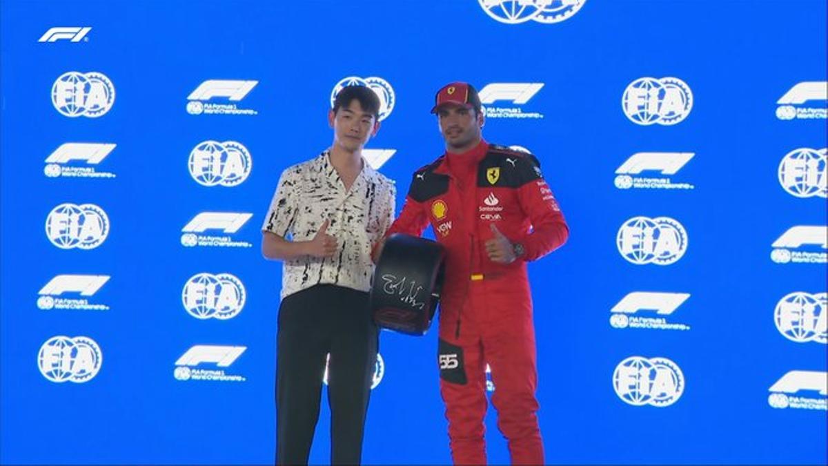 Sainz con el trofeo que le acredita como 'poleman' en el GP de Singapur