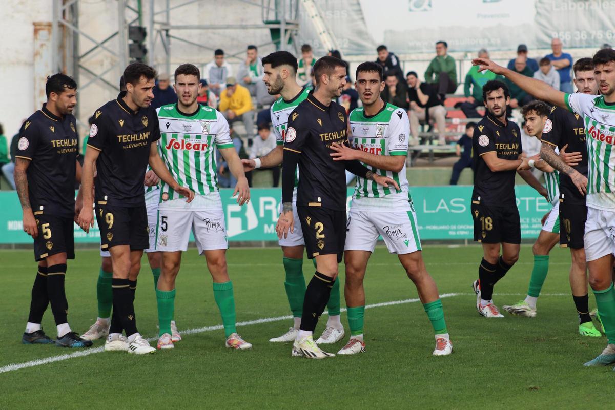 La pelota parada resultó determinante. Así marcó De Miguel el 0-1.