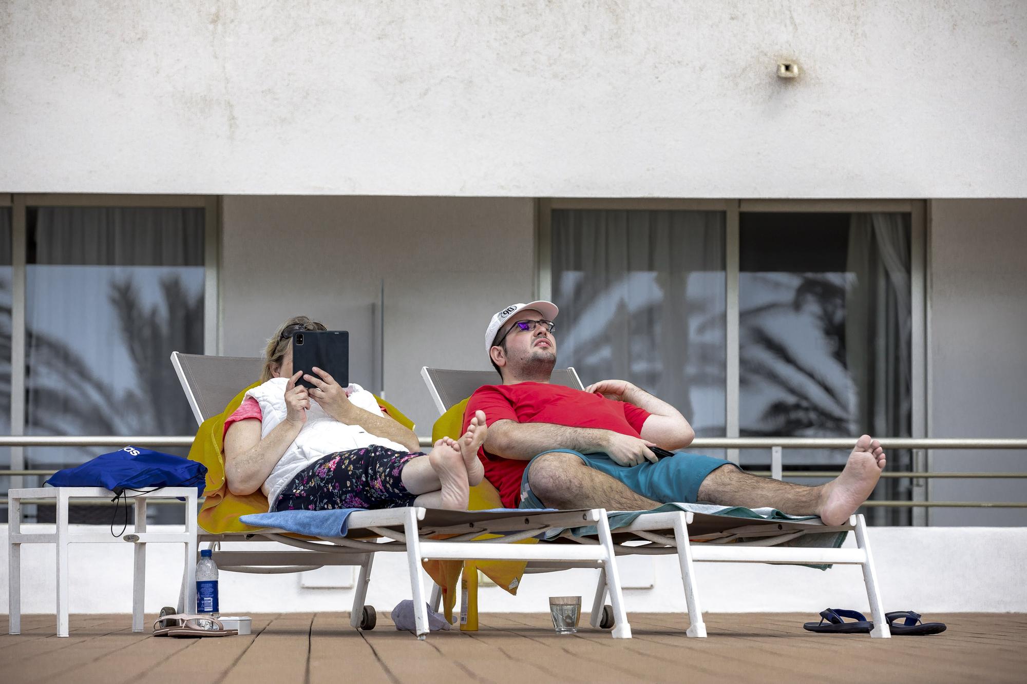 Ajenos a la controversia, los turistas alemanes se refugian en Platja de Palma