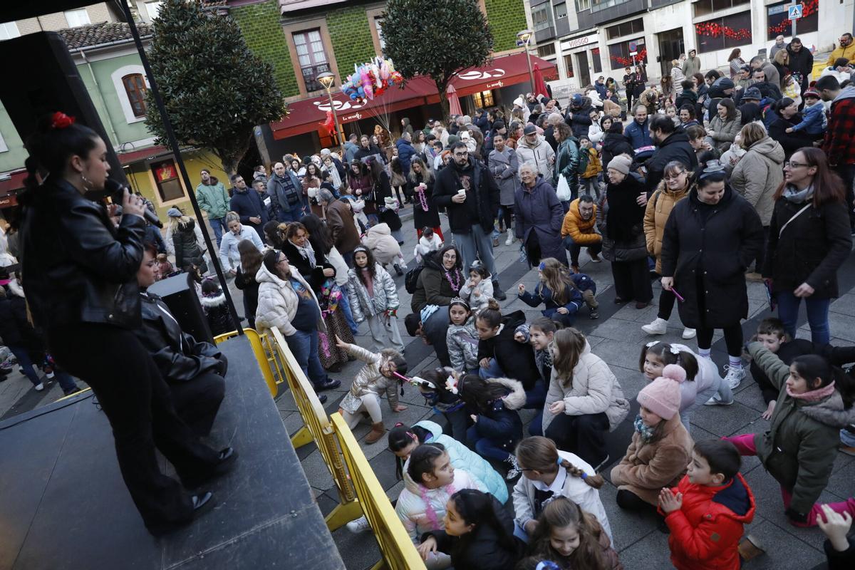 Las familias de Mieres, disfrutando de la Nochevieja Infantil.
