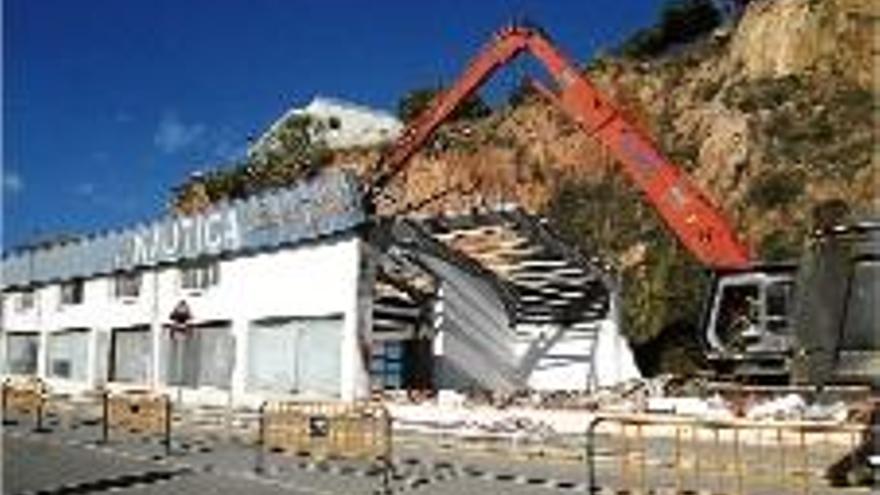 Enderroquen l&#039;antiga nau de la Nàutica Sant Feliu del port