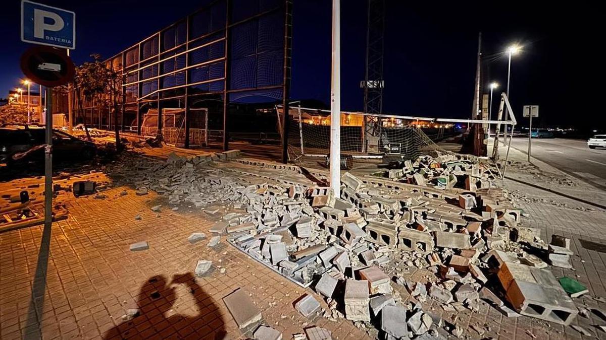 Muro del campo de fútbol destrozado en Puçol.