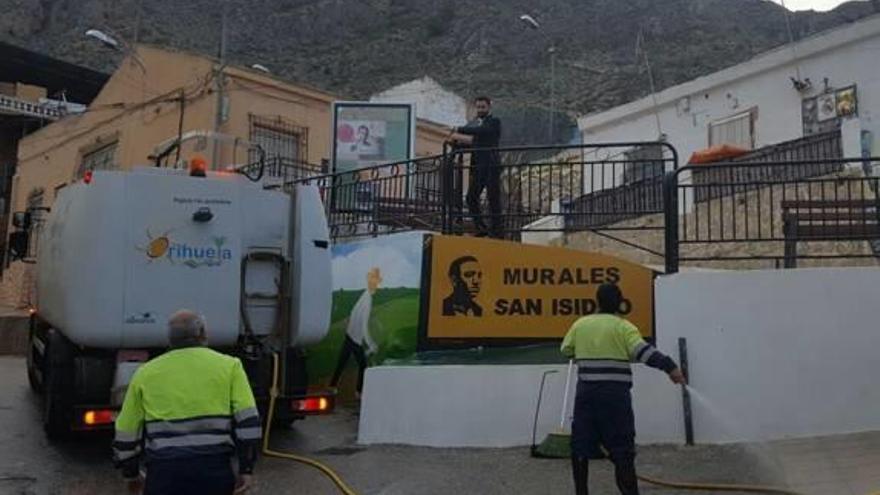 Limpieza viaria prepara a conciencia el barrio de San Isidro para los VII Murales