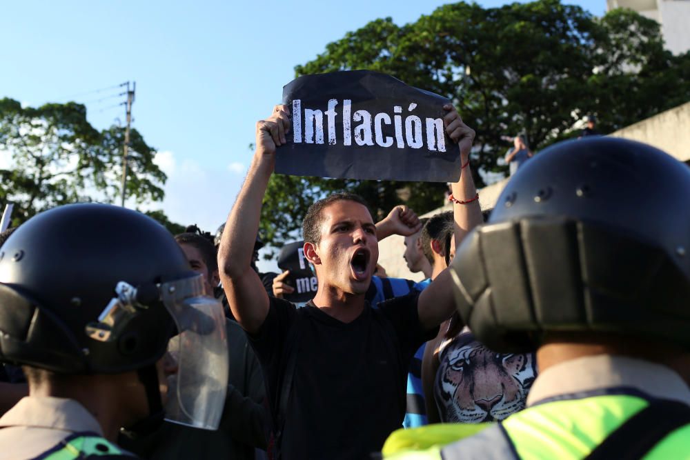 Centenares de personas han salido a las calles para protestar contra las últimas maniobras del régimen de Maduro.