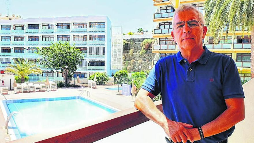Sebastián Quintana, presidente de la plataforma Canarias, 1.500 kilómetros de costa, en su apartamento de Playa del Inglés.