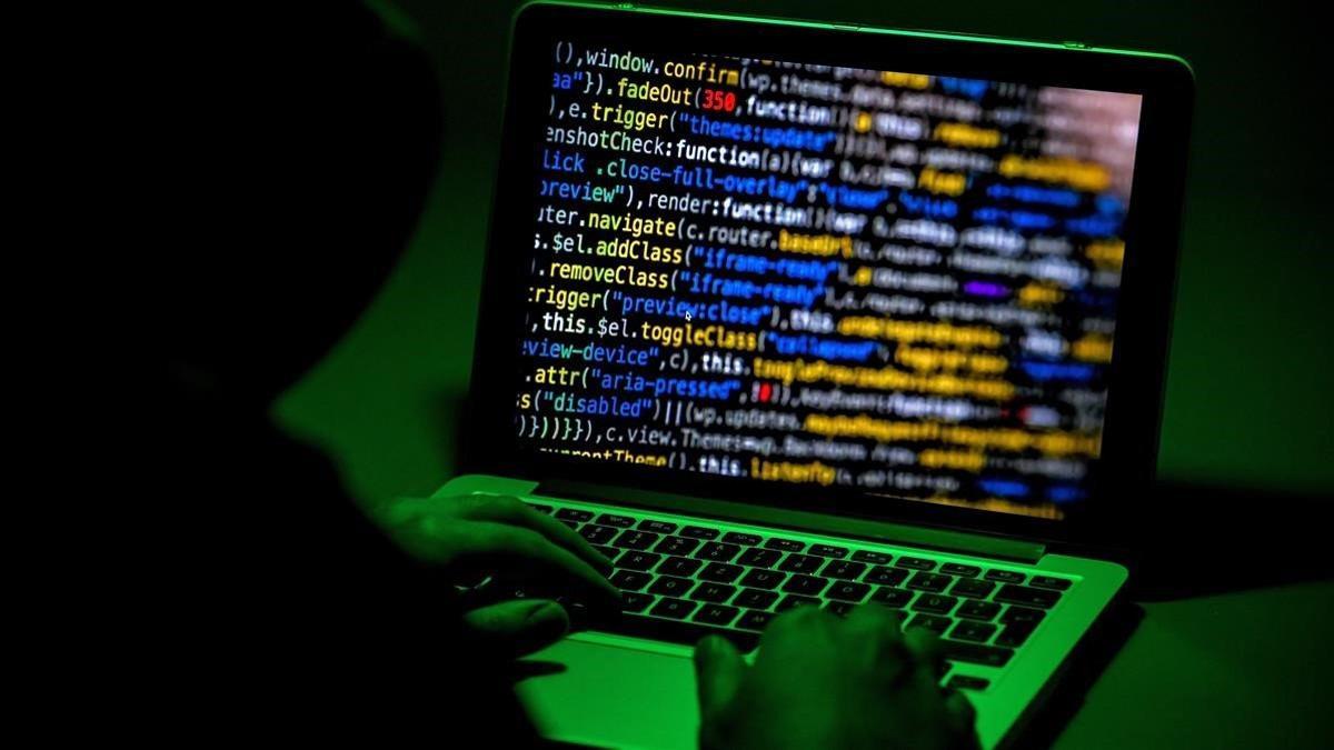 Una persona utiliza un ordenador portatil en Moers  Alemania  hoy  4 de enero de 2019  Un grupo de hackers todavia no identificados ha publicado en internet datos personales de numerosos politicos alemanes.