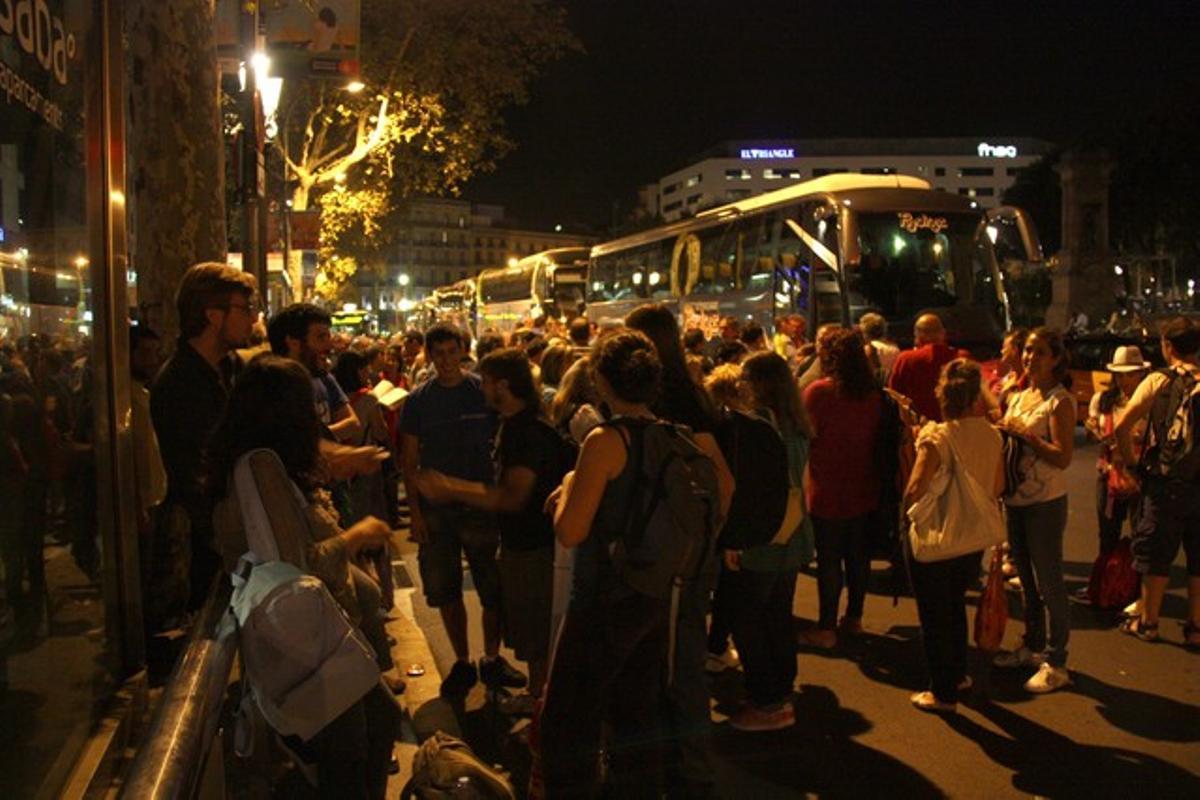 Manifestants catalans s’esperaven ahir a la nit per pujar als autocars per anar a la marxa de Madrid.