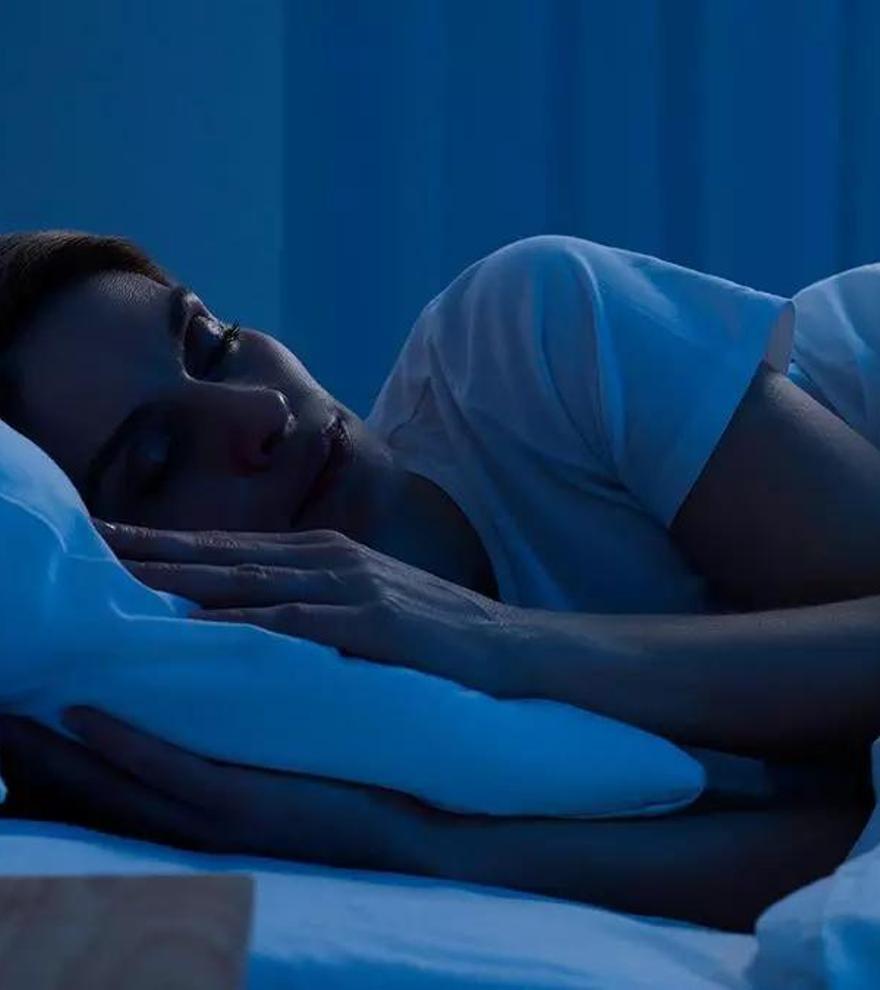 Adiós al insomnio: así es el truco viral del cuenco con talco en la mesilla