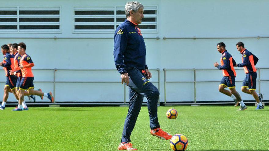 Quique Setién, durante el entrenamiento del lunes en Barranco Seco.