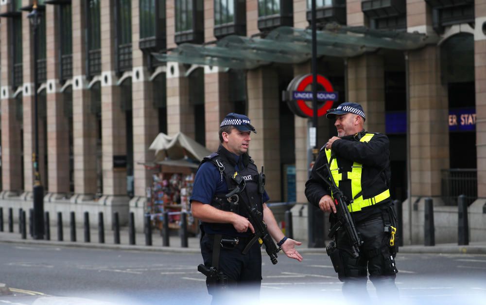 Arrestado un hombre tras estrellar su coche frente al Parlamento británico