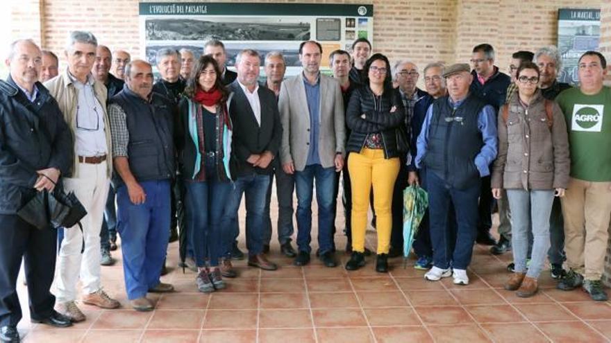 Las autoridades, con ecologistas, agriculores y vecinos.