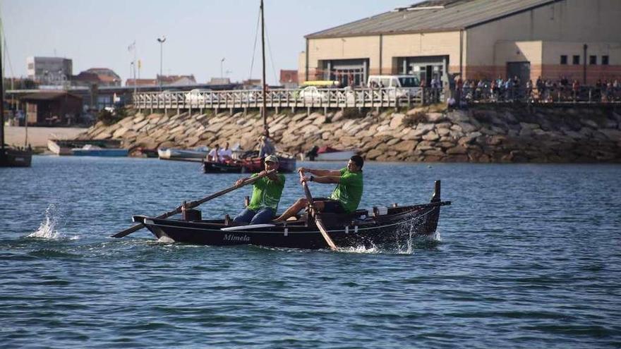 Una edición anterior del &quot;Desafío Arousa&quot; de dornas a remo. // Muñiz