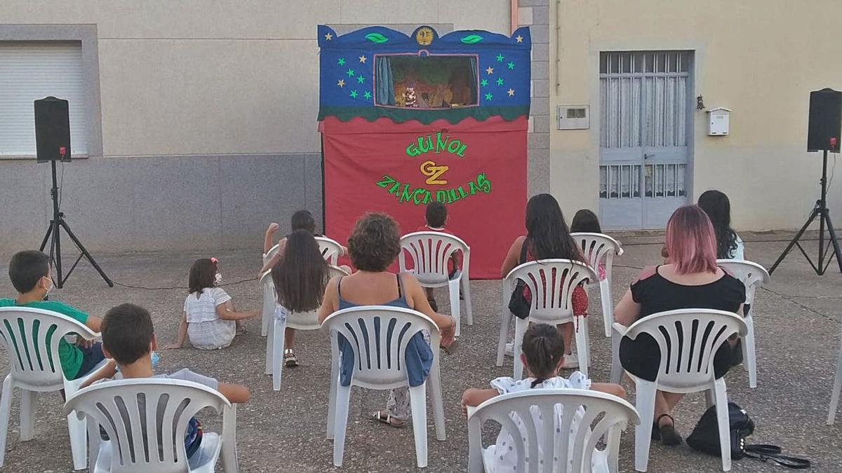 Los niños disfrutan de una sesión de teatro infantil en una actividad pasada.