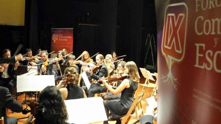 La orquesta, durante su actuación de ayer en Vegadeo.