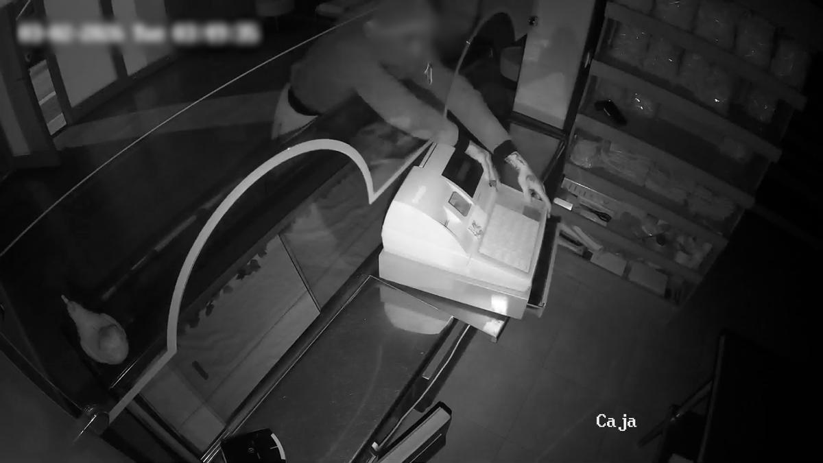 Imagen de las cámaras de seguridad de un comercio donde actuó el individuo detenido